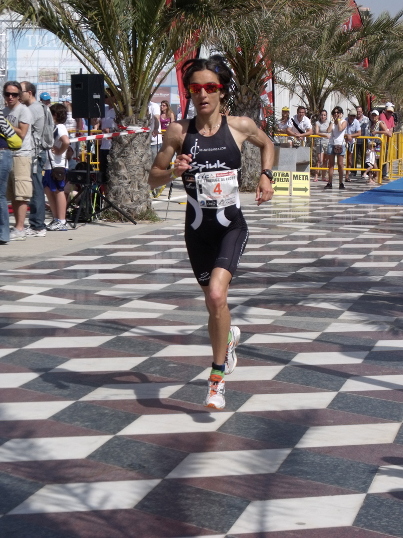 Ana Casares finaliza segunda  el VII Triatl&oacute;n de Elche, que registra una gran participaci&oacute;n de triatletas navarros.